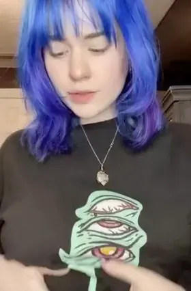 new hair, but same cute bewbs! 😻