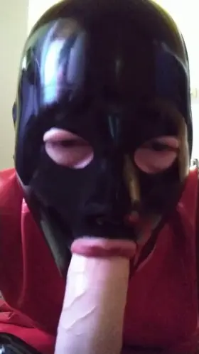 Just a rubber sissy trying to widen her horizon (and her throat🥰)