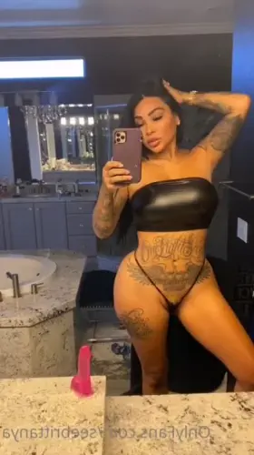 Tattooed woman sticking her toy in front of a mirror 😈 Link in Comment