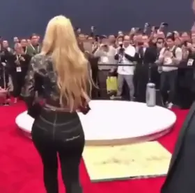 Candid Iggy 🍑