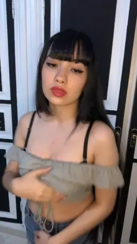 ’m too shy about showing more then that, but I hope you guys still appreciate a nerdy asian girl with a body type like mine 🙈💕