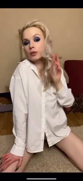 Your beautiful blonde wants to show you a little more😳💋