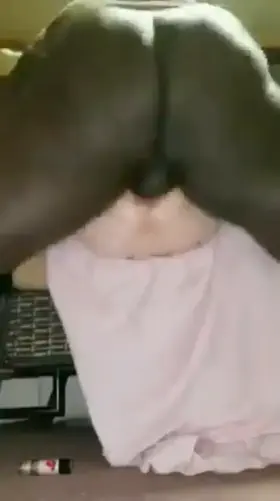 Su pequeño coñito ya está acostumbrado a vergas gigantes. 😳