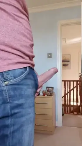 Commando in jeans!! 😋🍆