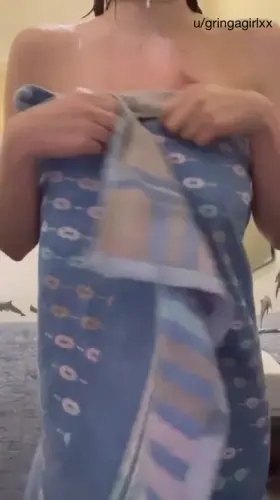 Ooops, I just dropped the towel😏[Oc]