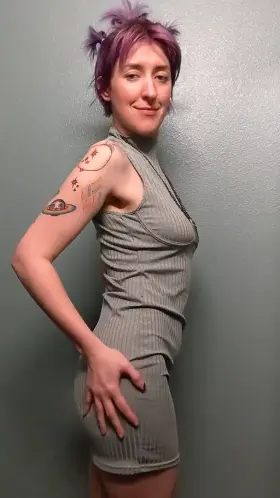 I already miss summer I wanna wear dresses like this out again and not freeze hoes do get cold.