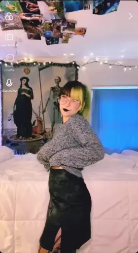 Huge tits thot tiktok👇