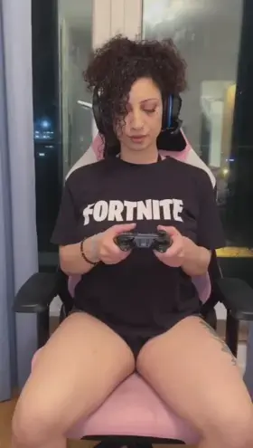 Gamer Girls vs. Cam Girls 😜