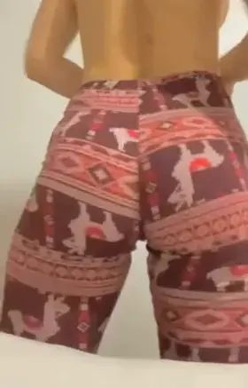 Hmmm does peeling a 🍑 make me weird...?😜