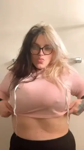 Was visiting my dad and decided to sneak away and show you guys my titties🤭