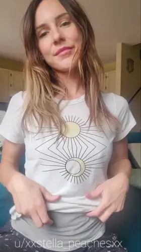 Raise your hand if what's underneath my everyday mom attire is better than you expected!!🙆‍♀️💋