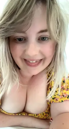 Going to my hotel breakfast plugged with no panties on 😜😈