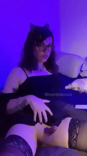 You walk into your room and see this little kitty on your bed, what do you do? 💕😽😈🍆💦