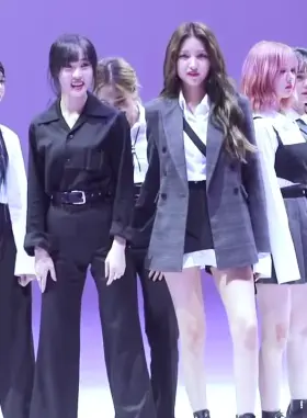 Gfriend Sowon & SinB enjoying Yuju's butt!