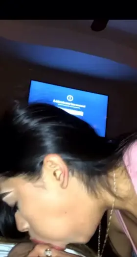 18 yr old Latina giving head