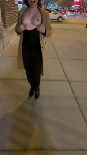 Best thing to do on a night out on the town 😋 [f]