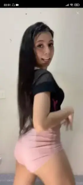 Galera, alguem sabe quem é essa mina? Vi num posto dizendo que ela faz live na bigolive.