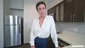 Milf offers her skill to show how to please a woman