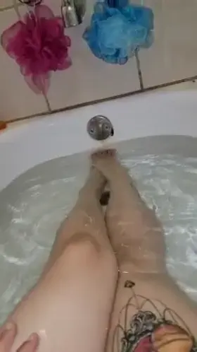 Bath time. . 💦 #fuzzypussy