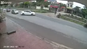 Woman crushed by truck in front of husband, son in Vietnam