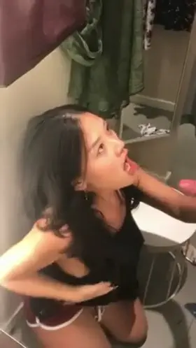 Asian girlfriend suck and swallow in dressing room