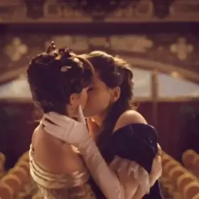 Hailee Steinfeld kissing Ella Hunt