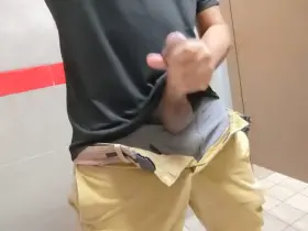 (35) When Daddy can't focus at work, he sneaks to the bathroom and strokes his cock for Reddit ♥️