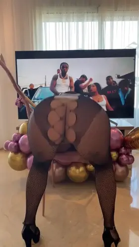 Should a 40yr old mom still shaking her big ass on Reddit in 2021 ? 😏🙇🏽‍♀️ #rippopsmoke