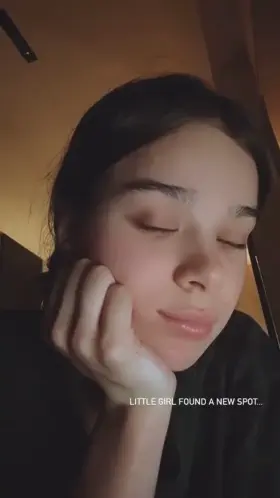 Hailee Steinfeld showing her booty in leggings!