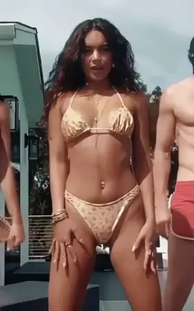 Vanessa Hudgens flaunting that bod