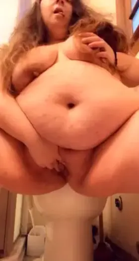 Chubby little bitch 👻loveleighbeex