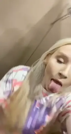 Love pissing in public bathrooms 💦😈