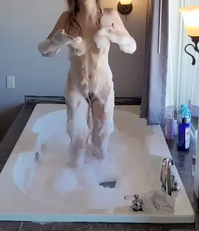 I know bathtime is meant for cleaning, but I'd rather you dirty up my pussy with your fuckbabies! 🥵💦