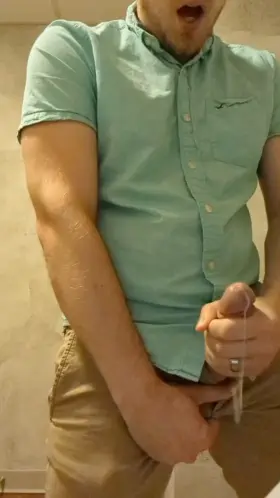 It was so hard to keep from moaning and letting my coworkers know what I was doing in here