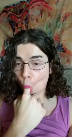 I love fantasizing about being in the middle of a blowbang plastered in cum 😳