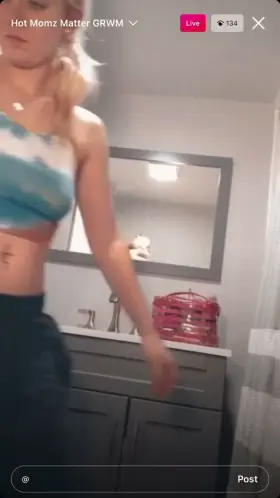 Hot mommy is back (@lesbacksitup)