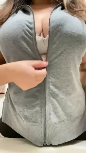 Cute little tease to kick off the weekend 😘😘