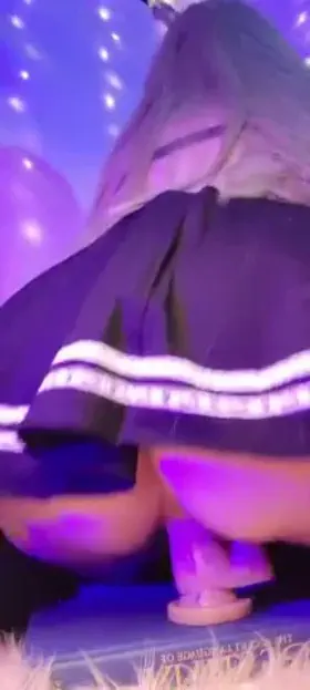 I'm new :3 but I wanted to show you my big phat ass fucking my dildo 💦