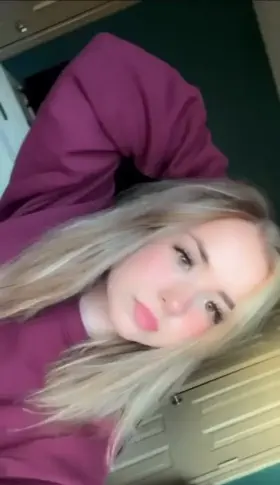 19[F4M] Upvte that if you want to fuck me raw SC: emmaxptx