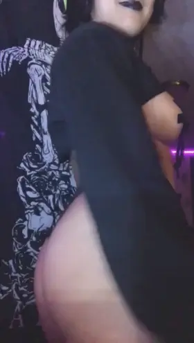 Wanna play with a nice juicy Filipina booty?🍑💦😘