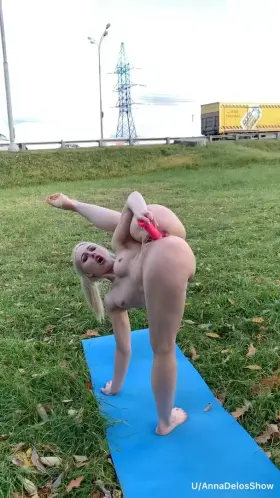 I love to stretch and masturbate in public 😋