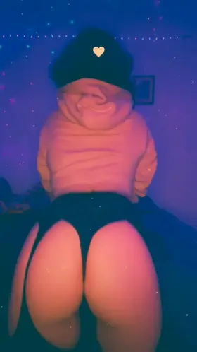 Subscribe for $5! Always ready to chat 1-1, live shows, fetish content and other juicy stuff;)