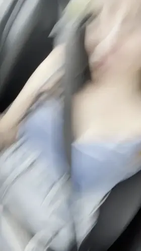 Traffic pussy flash! 🙊sometimes I wonder if people in public know I’m not wearing panties...