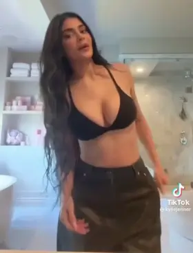 Kylie Jenners massive tits need cum