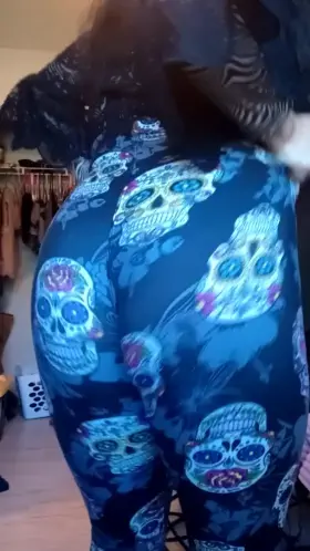 Stick your nose up my ass and I'll start jiggling my big white ass immediately 👃🍑