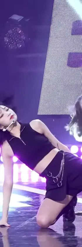 IZ*ONE - Chaewon (bonus Hyewon cleavage)