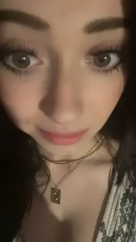 [reddit] She knows she looks amazing in that top 🥵