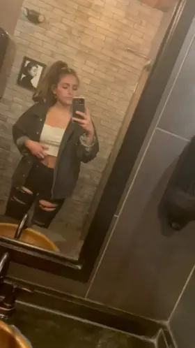 There are so many hot guys at the bar tonight!