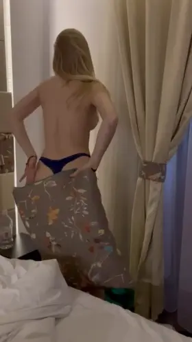 Who knew holding a pillow could be so sexy 😌