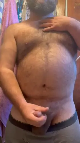 Y’all like watching and hearing this chubby dude cum ?